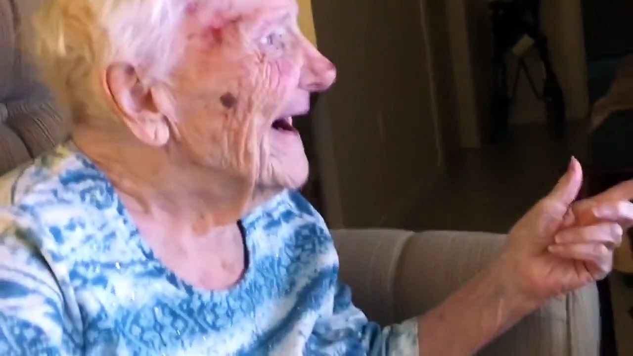 Как 101-летняя бабушка смотрела репортаж про нее на ТВ
