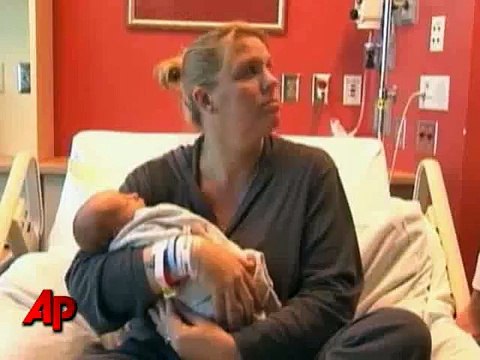 Le docteur tient le bébé mort dans ses bras et dit d'amener la maman décédée à la morgue, mais deux miracles se produise