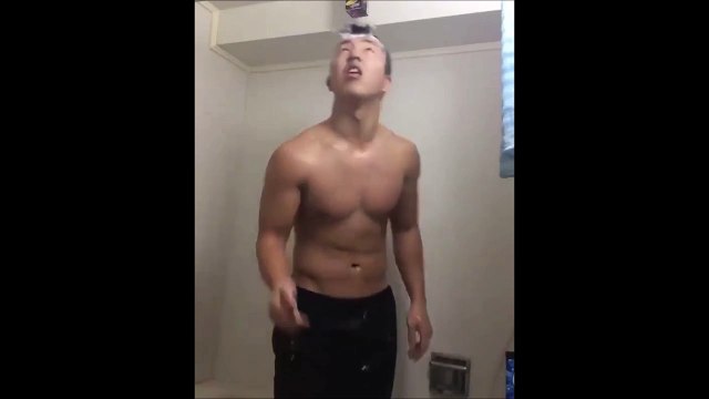 Il se douche aux feux d'artifices... Débile!!!