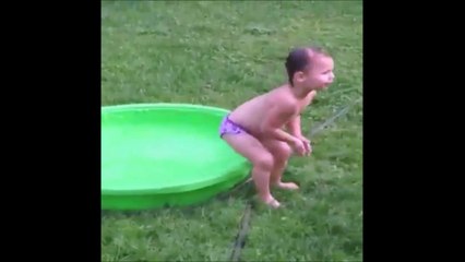Le plus beau plongeon raté d'enfant... Le pauvre petit!