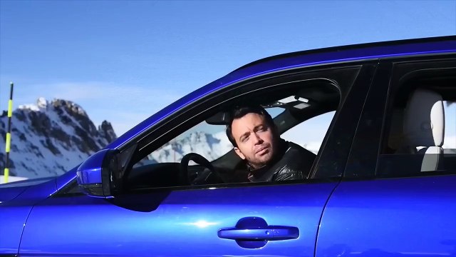 Le Jaguar F-Pace grimpe en haut des pistes enneigées