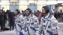 [ISS] Soyuz TMA-19M Crew Board Rocket ahead of Launch