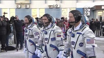 [ISS] Soyuz TMA-19M Crew Board Rocket ahead of Launch