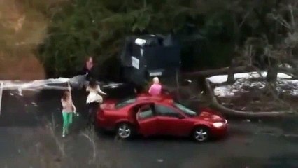 Тупая блондинка с подругами выбрасывает мусор. Ржач