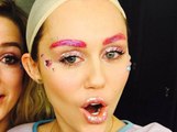 Exclu Vidéo : Miley Cyrus : déjantée avec ses sourcils roses à paillettes !