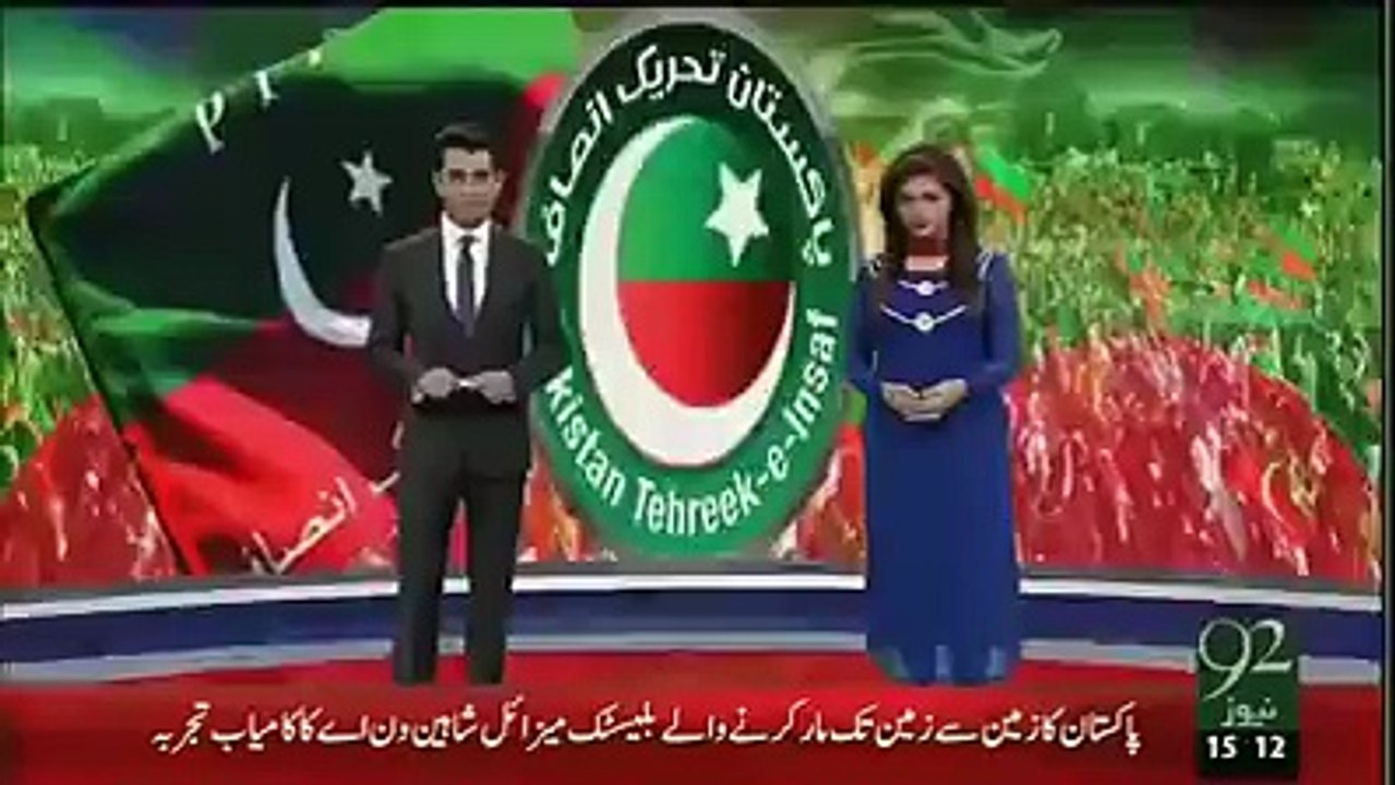 لودھراں جلسہ گاہ آمد پر عمران خان صاحب کا والہانہ استقبال، لوگ عمران خان صاحب پر پھول برساتے ہوئے-