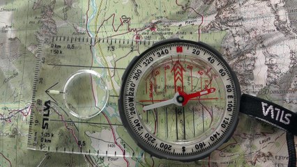 Orienter la carte au nord avec une boussole