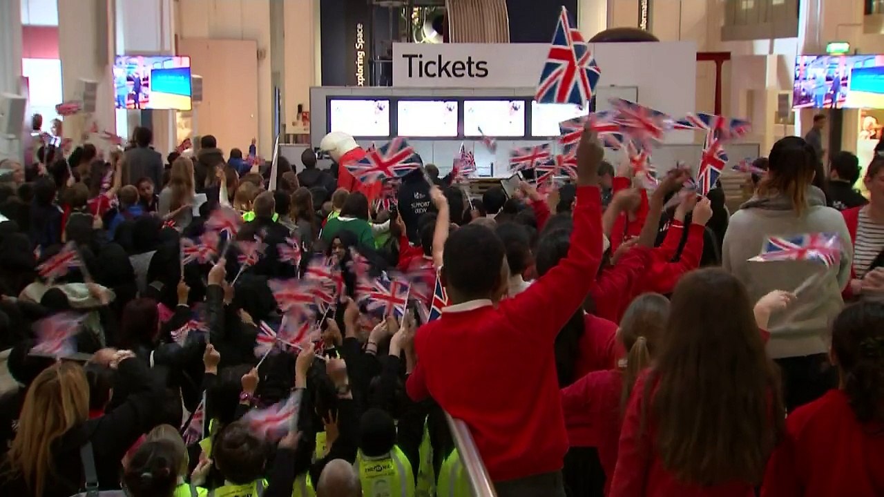 Schoolchildren react to Tim Peake launch