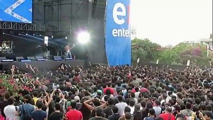 Cargan a un hombre en silla de ruedas durante un concierto