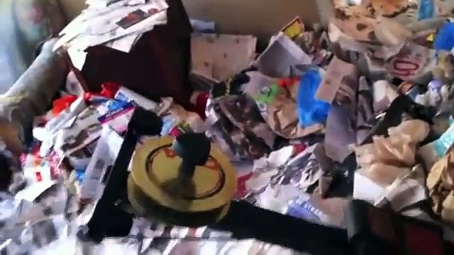 La maison la plus sale jamais vue. Des poubelles partout