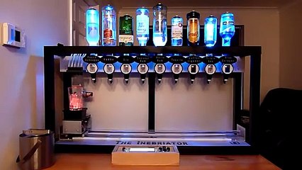 Une machine à cocktail automatique. Plus besoin de serveur