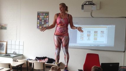 Une prof de bio se déshabille en cours