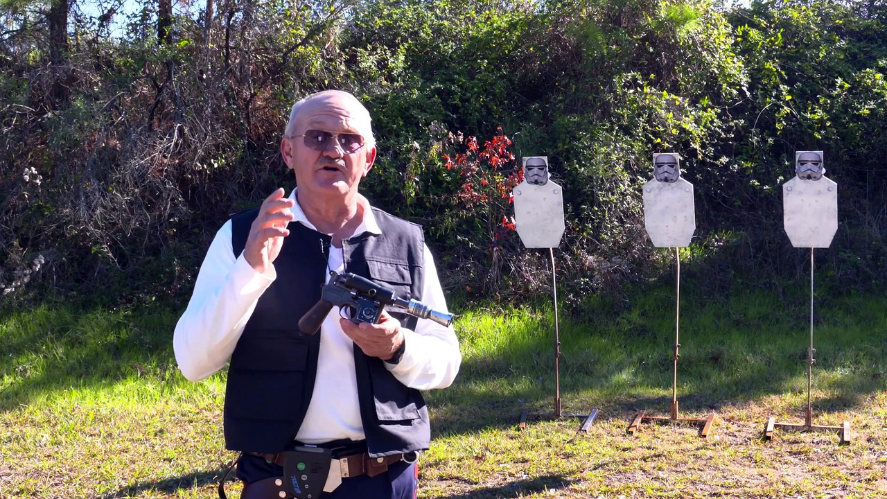 Il recrée l'arme de Han Solo de Star Wars avec un vrai pistolet.