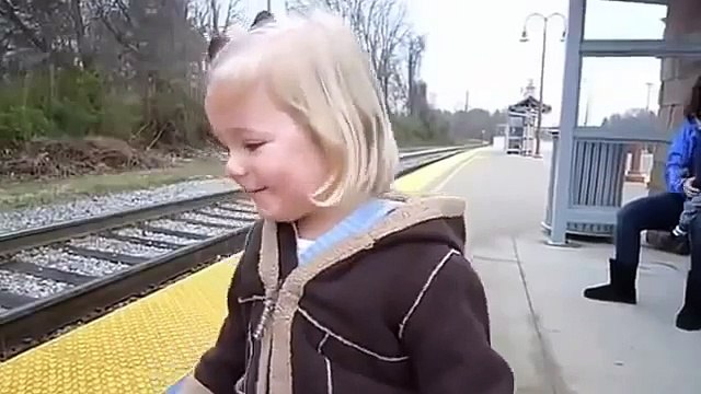 Девочка на перроне. Самые разные смешные и прикольные ситуации