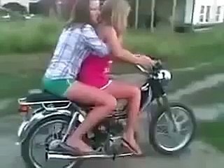 Смешное ДТП Аварии! Две девчонки на мопеде!