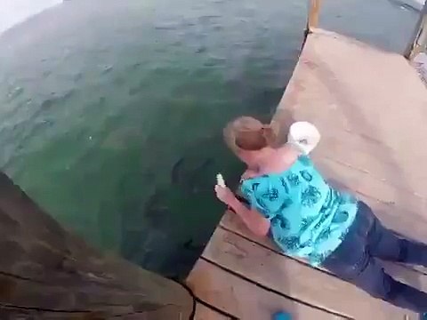 Женщина кормила рыбу и вдруг...!!!