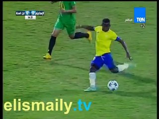 ميدو يلعب الكرة بالكعب خلال مباراه الاسماعيلى والمحلة
