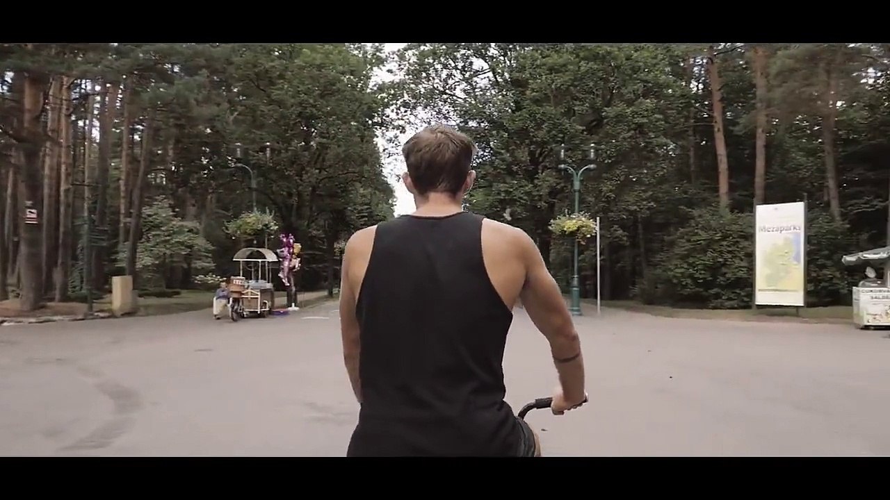 Record du monde de roue avant en BMX par Davis Dudelis