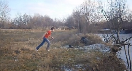 Il plonge dans un étang gelé