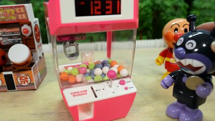 Búp bê Anpanman và Baikinman chơi trò chơi gắp bóng