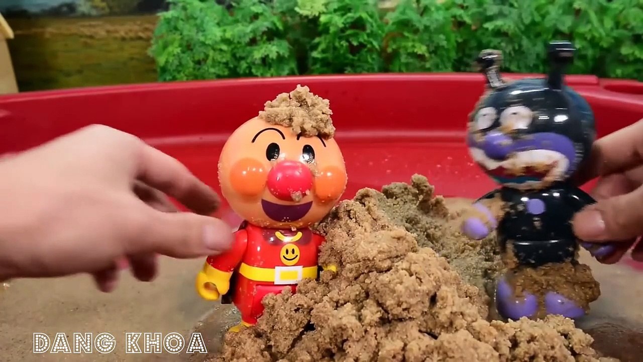 Búp bê Anpanman và Baikinman chơi trò chơi tắm và mưa nghịch cát rất vui