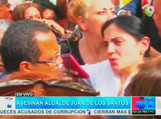 Llegada de la esposa de Juan de los  santos al lugar de los hechos (NOTICIAS SIN)