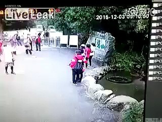 امراة تسقط في بئر une femme tombe dans un