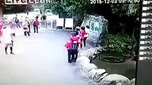 امراة تسقط في بئر une femme tombe dans un