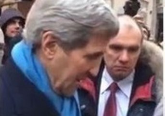 Kerry Speaks to Muscovites After Squeezing in Some Souvenir Shopping