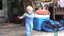 un bébé tombe dans une piscine et nage tout seul pendant 2 minutes طفل يقع في حوض سباحة و يطفو لوحده مدة دقيقتين
