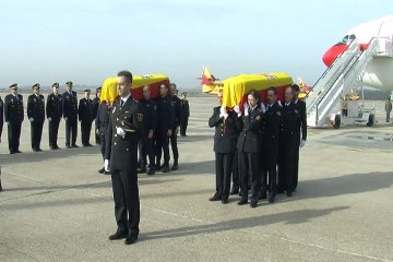 Ya en España los féretros de los dos policías de Kabul