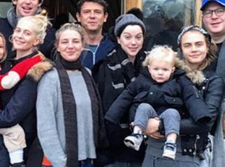 Exclu vidéo : Cara Delevingne : Elle passe un Noël “crazy” avant l’heure avec sa famille et sa petite copine !