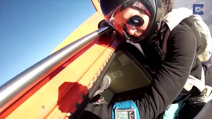 Il fait un tatouage pendant un saut en parachute