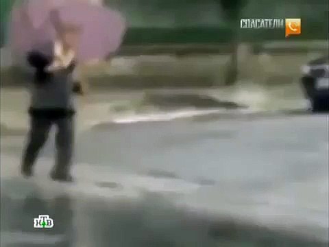 ШОК! В ЧЕЛОВЕКА УДАРИЛА МОЛНИЯ !СЛАБОНЕРВНЫМ НЕ СМОТРЕТЬ !!!