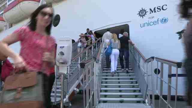 Llega a Buenos Aires el barco más grande que jamás haya ingresado en su puerto