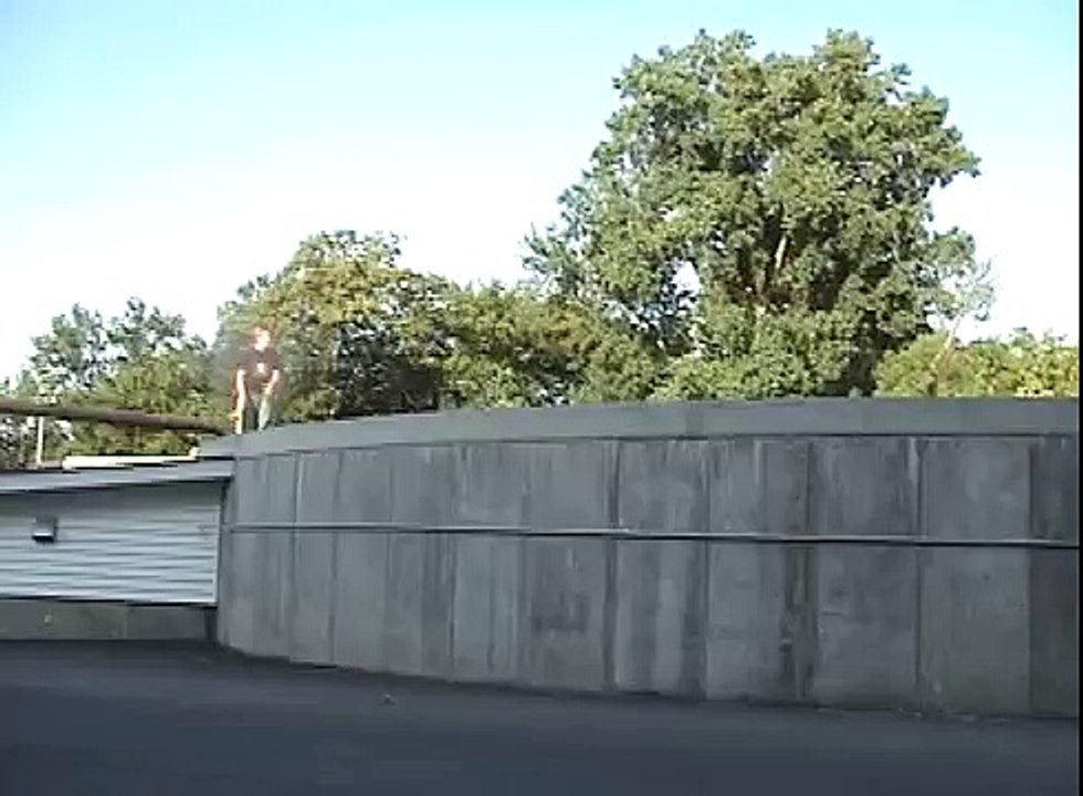 Skateboarder falls & breaks kneecap & tear liga...