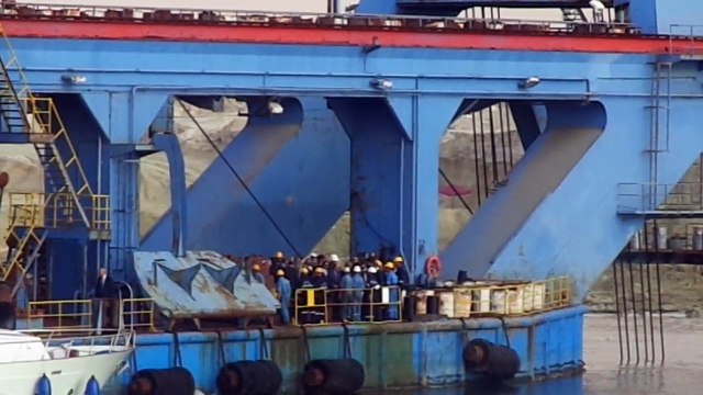 وزيرة البيئة الهولندية والفريق مميش فى جولة على الكراكات العاملة بقناة السويس الجديدة نوفمبر2014