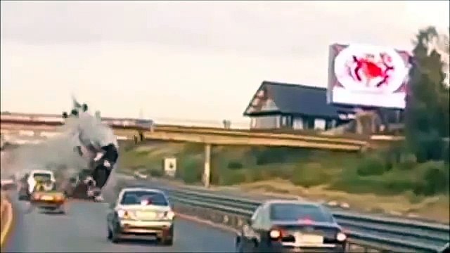 Incredibile incidente stradale Unglaublich unfall in Russland