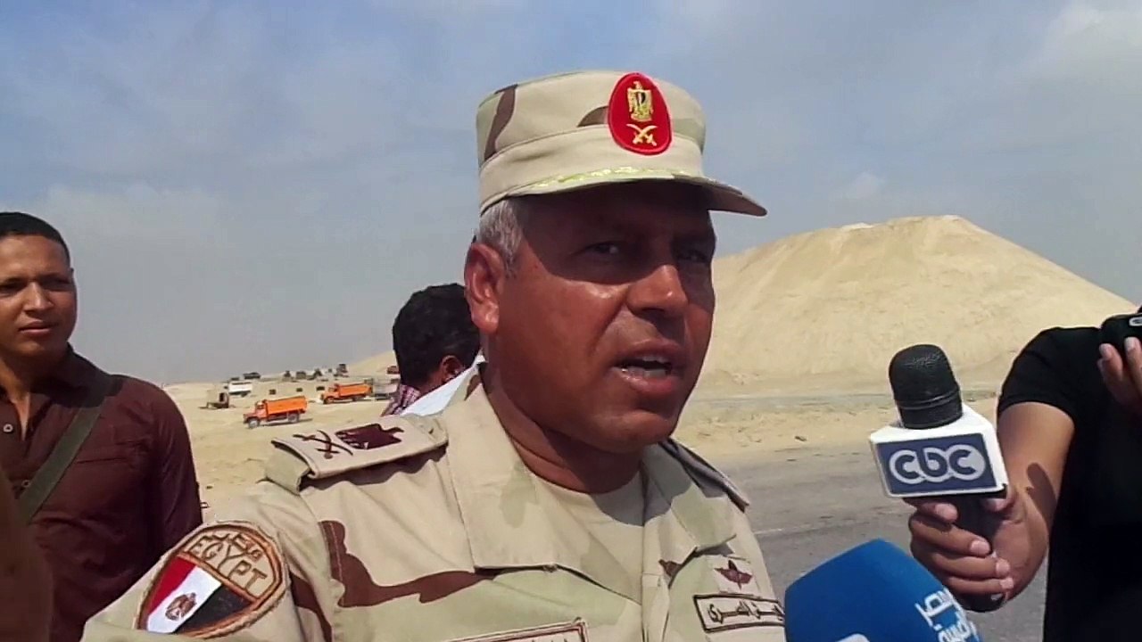 اللواء كامل الوزير المشرف على قناة السويس الجديدة فى موقع عبور مياه النيل اسفل القناة نوفمبر2014