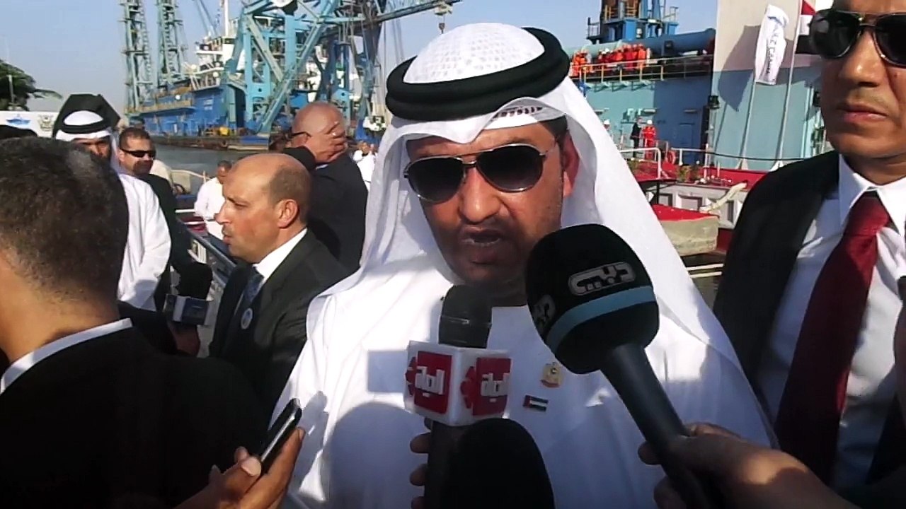 سلطان الجابر وزير الدولة الاماراتى والفريق مميش يحتفلان بوصول اول كراكة لقناة السويس الجديدة نوفمبر2014
