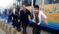 وزیراعظم پاکستان کا پشاور دورے کے موقع پر سکول بس کو اگے نہ جانے پر طلباء کا میاں صاحب کے ساتھ اظہار عقیدت دیکھیں اور شئیر کریں . . !