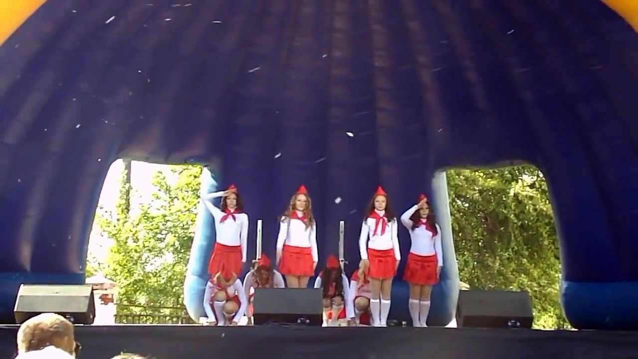 Dance girls pioneers in Russia