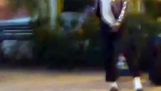 Doble de Michael Jackson bailando en Cartagena su Moonwalk