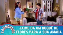 Jaime dá um buquê de flores para a sua amada