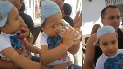 Un père fait boire et fumer son enfant