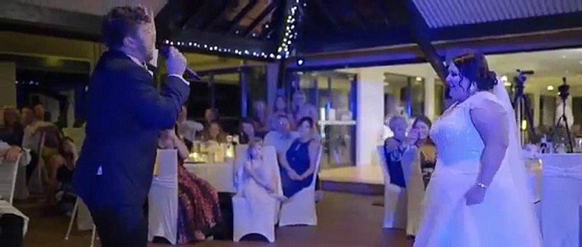 Un romantique arrête sa première danse de mariage pour faire une grosse surprise à sa femme !