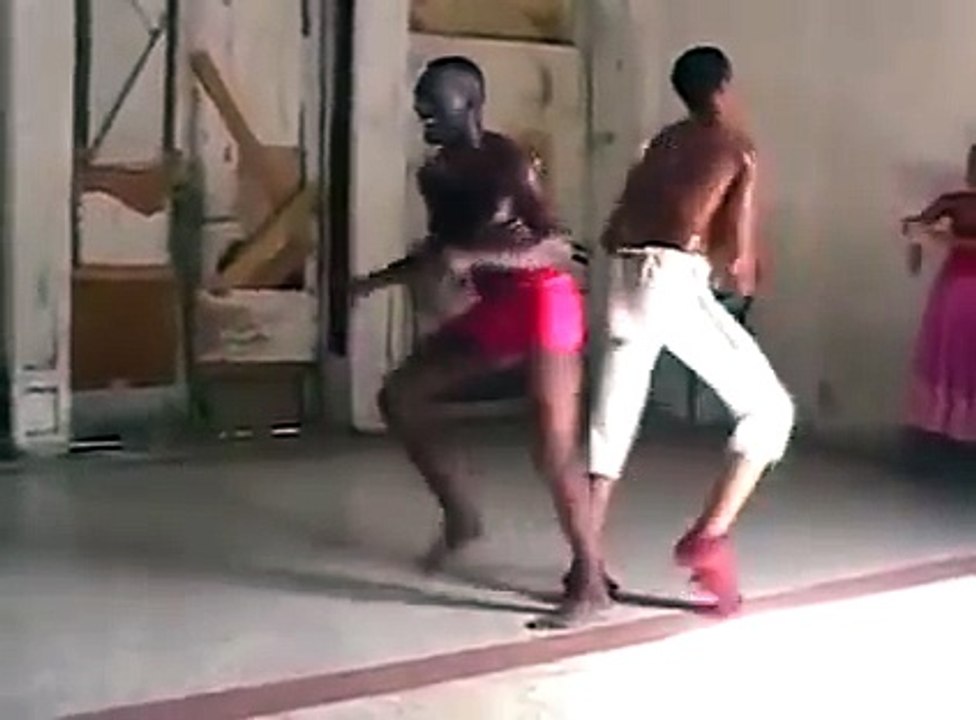 Being Latino - Hay salsa!