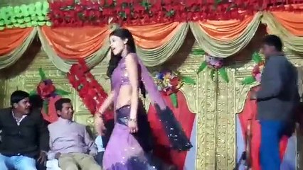 Very Beautiful Girl Dancing on Bollywood Song at Indian Wedding