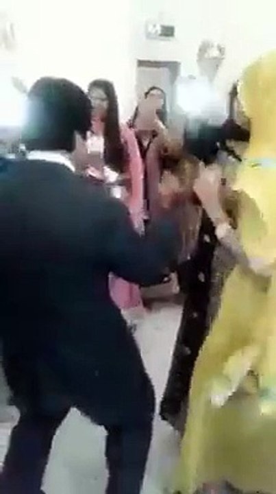 Okara k professor ka apni students k sath dance