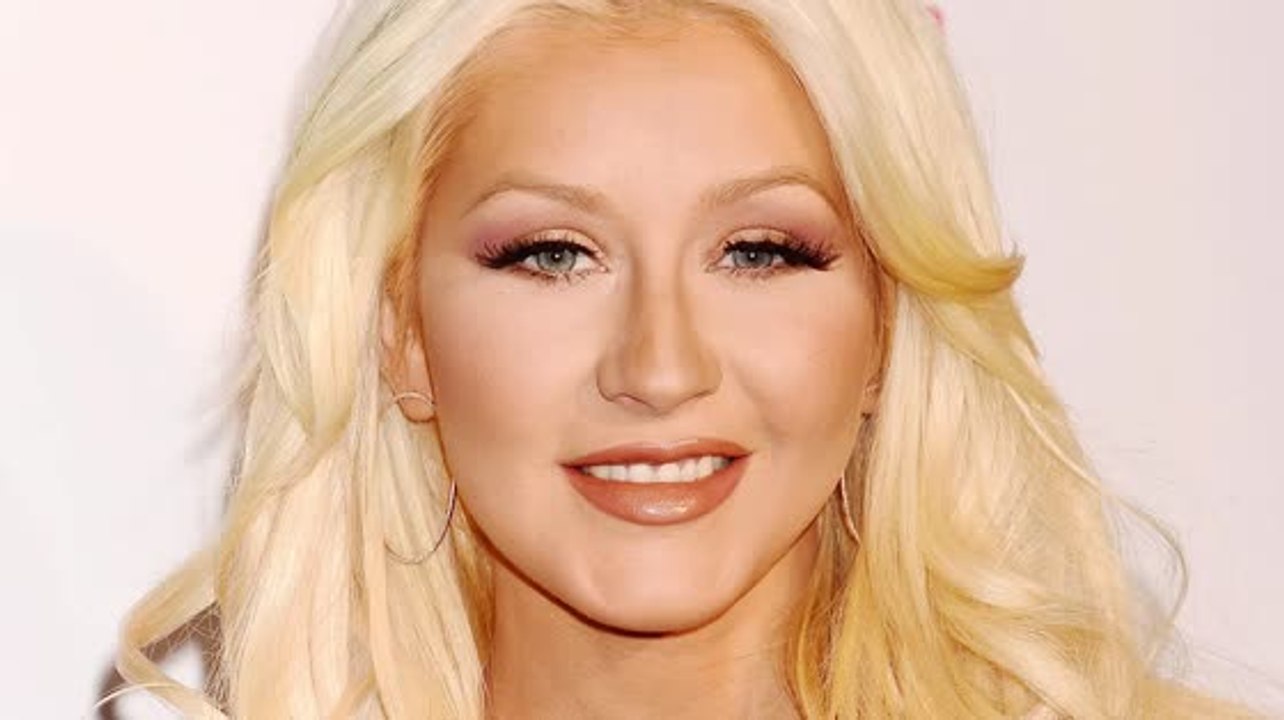 Christina Aguilera a failli tomber sur un sapin de Noël après une soirée